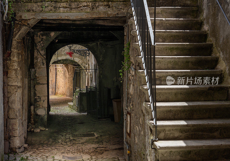 中世纪城镇中心的拱门，Campo di Giove Abruzzo意大利